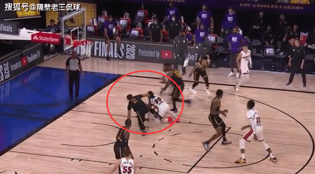  字母哥肘击对手被联盟禁赛两场  